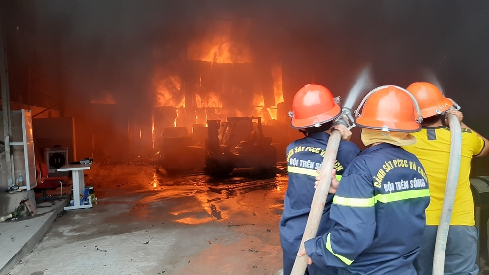 Cháy lớn kho chứa hàng tại Thành phố Vinh - Nghệ An