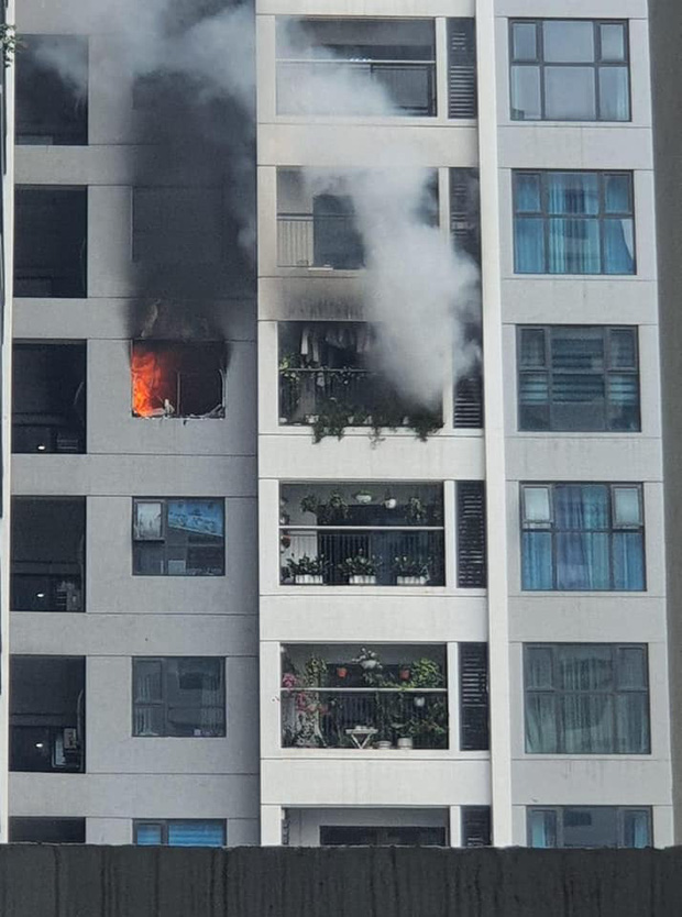 Hàng trăm người dân tháo chạy do cháy lớn ở căn hộ chung cư Hồ Tùng Mậu - Hà Nội