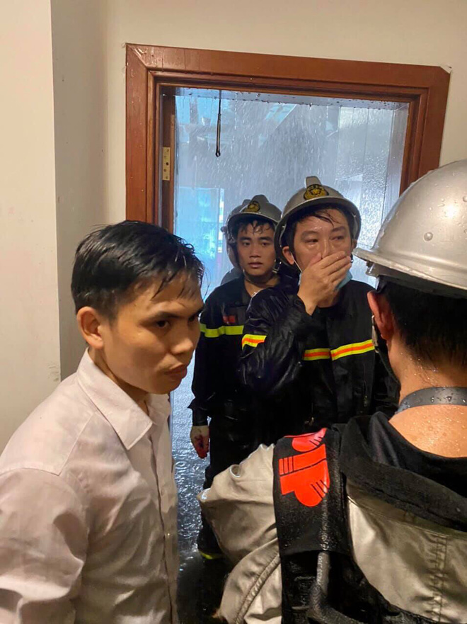 Hàng trăm người dân tháo chạy do cháy lớn ở căn hộ chung cư Hồ Tùng Mậu - Hà Nội