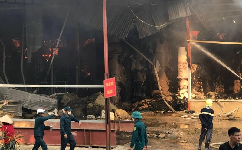 Phú Thọ: Cháy lớn tại nhà máy Giấy Lửa Việt