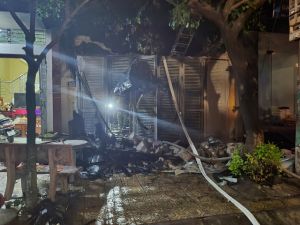 Nhiều hàng hóa tại cửa hàng Thế giới di động trên đường Lê Duẩn đã bị hư hại