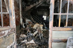 Người dân phá rào sắt cứu 3 người thoát hỏa hoạn