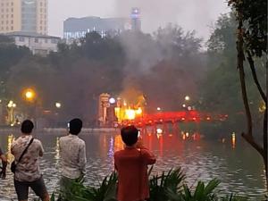 Cháy gần cầu Thê Húc, hồ Gươm Cháy gần cầu Thê Húc, hồ Gươm