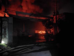 Bình Thạnh: Cháy lớn kho hàng công ty điện tử lúc nửa đêm