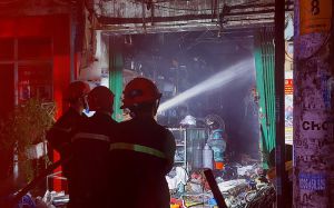 Cả xóm bị đánh thức lúc giữa đêm bởi nhiều tiếng nổ lớn từ cửa hàng bán đồ điện nước