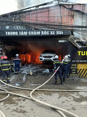 Cháy lớn tại gara ô tô ở Hà Nội, làm hư hỏng nhiều xe sang Cháy lớn tại gara ô tô ở Hà Nội, làm hư hỏng nhiều xe sang