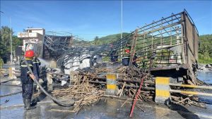 Xe tải bốc cháy khi đang lưu thông, nhiều hàng hóa bị thiêu rụi