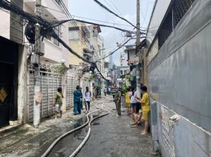 Cháy lớn căn nhà trong hẻm ở TPHCM, nhiều người được Cảnh sát giải cứu Cháy lớn căn nhà trong hẻm ở TPHCM, nhiều người được Cảnh sát giải cứu