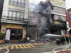Cháy lớn kèm nhiều tiếng nổ tại cửa hàng gas ở Sa Pa
