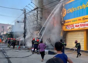 Cháy lớn ở cửa hàng Điện Máy Xanh Cờ Đỏ