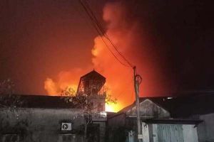 Cháy lớn ở Hà Nội, khói lửa cuồn cuộn kèm tiếng nổ lớn