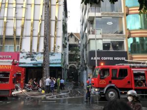Cháy lớn tại nhà trung tâm TP.HCM, cảnh sát dập cửa cứu 4 người ra ngoài Cháy lớn tại nhà trung tâm TP.HCM, cảnh sát dập cửa cứu 4 người ra ngoài