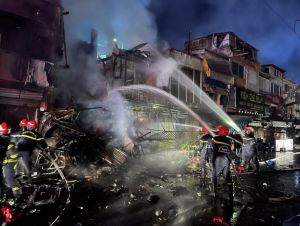 Cháy lớn trong hẻm phong tỏa ở quận 3, 2 nhà bị thiêu rụi, 3 căn khác cháy sém Cháy lớn trong hẻm phong tỏa ở quận 3, 2 nhà bị thiêu rụi, 3 căn khác cháy sém
