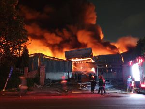 Cháy lớn trong kho hàng ở khu vực Sóng Thần, Bình Dương Cháy lớn trong kho hàng ở khu vực Sóng Thần, Bình Dương
