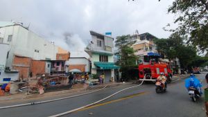Cháy nhà ở quận 1, lửa lan sang nhà hàng xóm Cháy nhà ở quận 1, lửa lan sang nhà hàng xóm