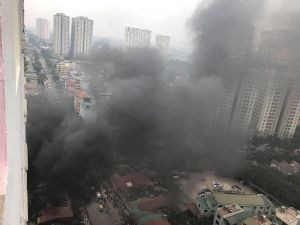 Cháy tại bãi gửi xe cạnh chung cư trong Khu đô thị Xa La Cháy tại bãi gửi xe cạnh chung cư trong Khu đô thị Xa La