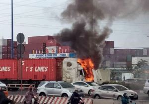 TP Hồ Chí Minh: Cháy xe container gần trạm thu phí Xa lộ Hà Nội TP Hồ Chí Minh: Cháy xe container gần trạm thu phí Xa lộ Hà Nội