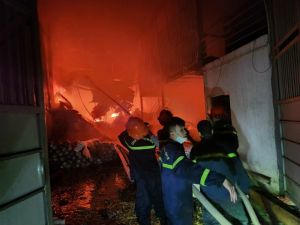 Dập tắt đám cháy lớn tại cơ sở tái chế nhựa ở Vĩnh Phúc Dập tắt đám cháy lớn tại cơ sở tái chế nhựa ở Vĩnh Phúc