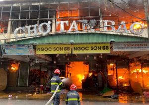 Chợ Tam Bạc cháy lớn, lửa bao trùm cả khu chợ Chợ Tam Bạc cháy lớn, lửa bao trùm cả khu chợ