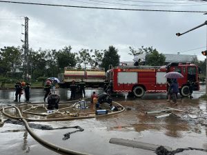 Dập đám cháy lớn trong mưa tại TP Buôn Ma Thuột Dập đám cháy lớn trong mưa tại TP Buôn Ma Thuột