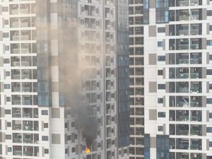 Hà Nội: Cháy kinh hoàng căn hộ chung cư cao cấp, ngọn lửa bốc lên dữ dội kèm khói đen bao trùm khiến hàng trăm cư dân hoảng hốt Hà Nội: Cháy kinh hoàng căn hộ chung cư cao cấp, ngọn lửa bốc lên dữ dội kèm khói đen bao trùm khiến hàng trăm cư dân hoảng hốt