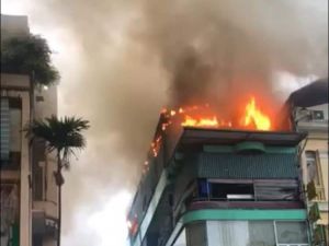 Hà Nội: Cháy lớn ở nhà hàng hải sản trên phố Giang Văn Minh