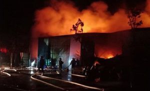 Hà Nội: Nhà kho 500 m2 cháy lớn lúc nửa đêm Hà Nội: Nhà kho 500 m2 cháy lớn lúc nửa đêm
