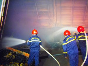 Hơn 100 CBCS dập lửa vụ cháy tại công ty dệt trong KCN Phú Bài