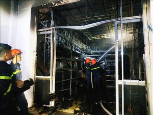 Kịp thời dập tắt đám cháy trong đêm tại khu đông dân cư