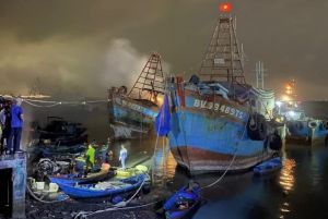 Một tàu cá tại Vũng Tàu cháy lớn nghi do chập điện