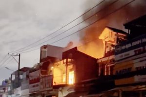 Nhà 3 tầng ở TP.HCM cháy lớn sau tiếng nổ