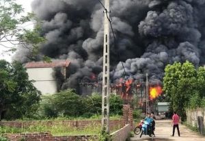 Hà Nội: Cháy lớn tại xưởng sản xuất chăn đệm, 3 mẹ con bị thương Hà Nội: Cháy lớn tại xưởng sản xuất chăn đệm, 3 mẹ con bị thương