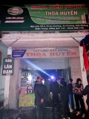Nhanh chóng dập tắt đám cháy tại cửa hàng vật liệu xây dựng Nhanh chóng dập tắt đám cháy tại cửa hàng vật liệu xây dựng