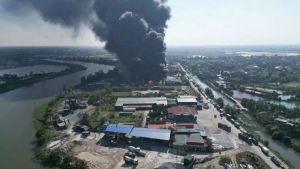 Bãi tập kết phế liệu của xưởng tái chế nhựa ở xã Trường Tân cháy lớn