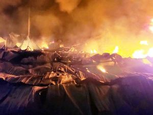 Bình Phước: Xuyên đêm dập đám cháy lớn ở công ty sản xuất bao bì