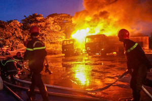 Cháy lớn gần cây xăng, lửa bao trùm 2 xe bồn