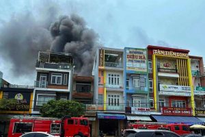 Cháy cơ sở kinh doanh phụ tùng ô tô giữa trưa, cả khu phố náo loạn Cháy cơ sở kinh doanh phụ tùng ô tô giữa trưa, cả khu phố náo loạn