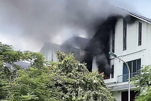 Cháy dữ dội biệt thự liền kề 4 tầng ở Hà Nội