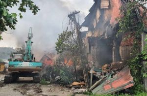 Cháy lớn ở quận Nam Từ Liêm, xe cứu thương đến hiện trường