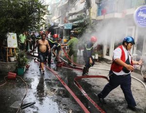 Cháy lớn căn nhà dưới chân cầu Ba Son, Quận 1 Cháy lớn căn nhà dưới chân cầu Ba Son, Quận 1