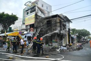 Cháy lớn giữa ban ngày, một căn nhà bị thiêu rụi Cháy lớn giữa ban ngày, một căn nhà bị thiêu rụi