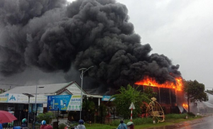 Cháy lớn kho nhựa tại Quảng Nam