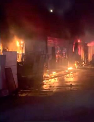 Cháy lớn kho phụ tùng ô tô dưới chân cầu vượt