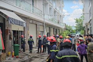 Cháy lớn nhà 4 tầng ở TPHCM, 3 người leo lên sân thượng thoát nạn Cháy lớn nhà 4 tầng ở TPHCM, 3 người leo lên sân thượng thoát nạn