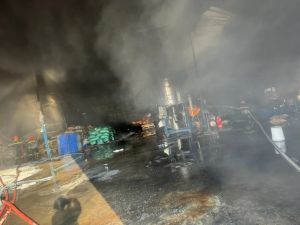 Cháy lớn ở cơ sở nhựa và công ty tại huyện Bình Chánh Cháy lớn ở cơ sở nhựa và công ty tại huyện Bình Chánh