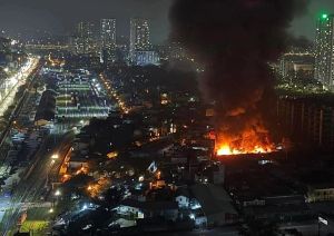Cháy lớn ở Hà Nội, phải dỡ mái tôn đoạn giữa ga Giáp Bát với khu dân cư để ngăn cháy lan Cháy lớn ở Hà Nội, phải dỡ mái tôn đoạn giữa ga Giáp Bát với khu dân cư để ngăn cháy lan