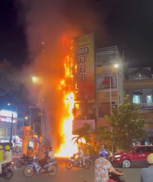 Cháy lớn ở hai ngôi nhà cao tầng trung tâm TPHCM, lửa đỏ rực bao trùm mặt tiền Cháy lớn ở hai ngôi nhà cao tầng trung tâm TPHCM, lửa đỏ rực bao trùm mặt tiền