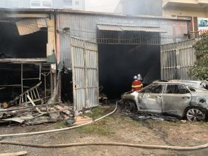 Cháy lớn ở nhà xưởng tại khu đô thị Đền Lừ Cháy lớn ở nhà xưởng tại khu đô thị Đền Lừ