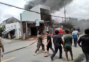 Cháy lớn tại bãi giữ xe trong khu dân cư ở TP.HCM