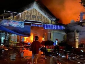 Cháy lớn tại chợ Khe Tre lúc rạng sáng, hơn 335 lô hàng bị thiêu rụi Cháy lớn tại chợ Khe Tre lúc rạng sáng, hơn 335 lô hàng bị thiêu rụi